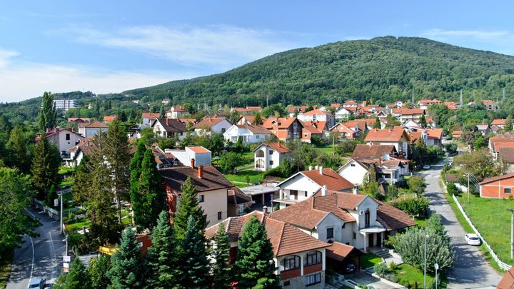 Raskošna palata Kur-salon u Banji Koviljači sa cvetnim rundelima i fontanom u carskom parku