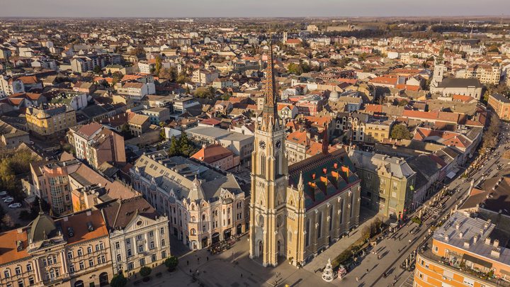 Dva srednjovekovna kriva tornja Asinelli i Garisenda u istorijskom centru Bolonje