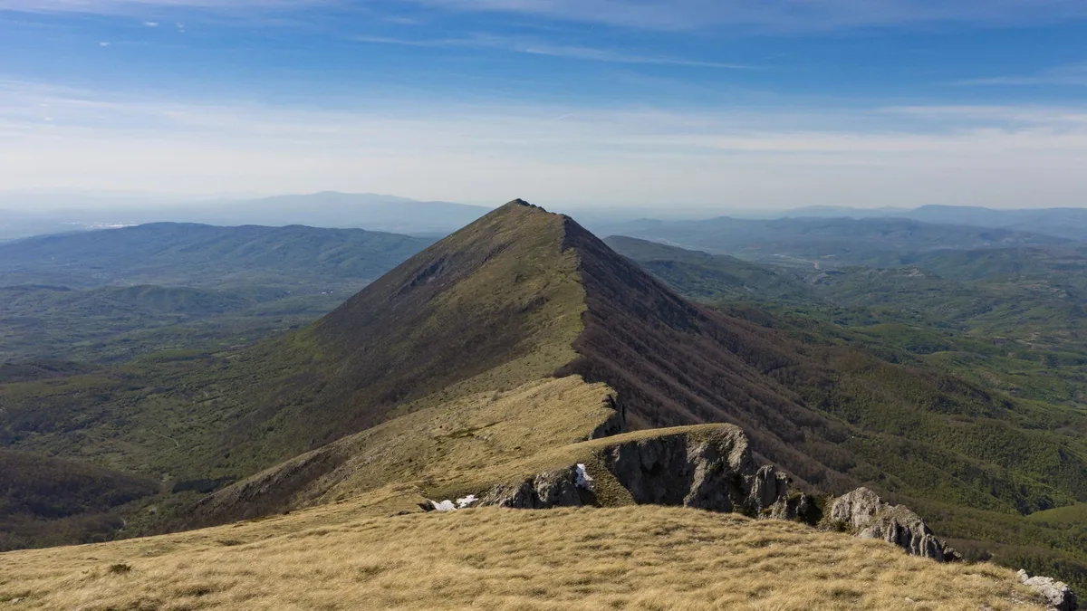 Tamnozeleno Crno jezero u Nacionalnom parku Durmitor uokvireno gustim borovima sa vrhom Međed u pozadini