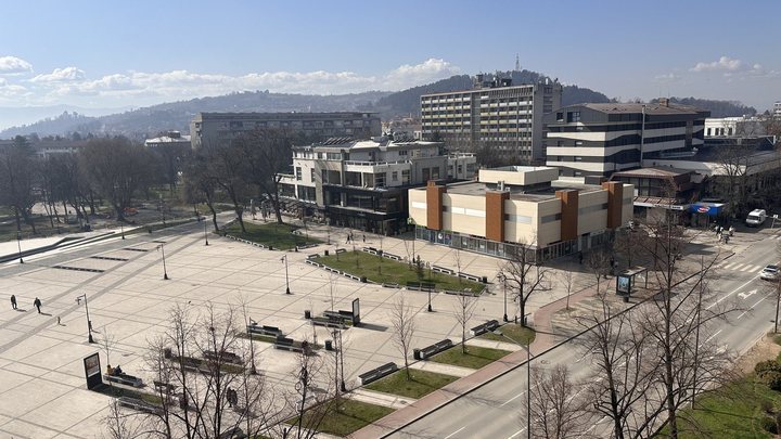Spektakularni Plivski vodopad u centru Jajca sa srednjovekovnom tvrđavom na vrhu brda