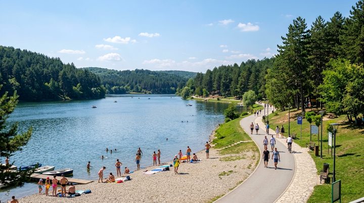 Uređena obala jezera Očaga kod Lazarevca sa šljunkovitom plažom, zelenim platoima i šetalištem