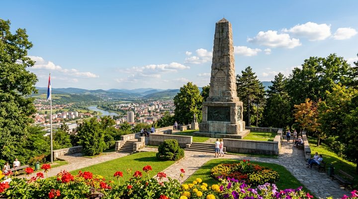 Spomenik Tanasku Rajiću na brdu Ljubić kod Čačka sa vidikovcem i pogledom na dolinu Zapadne Morave