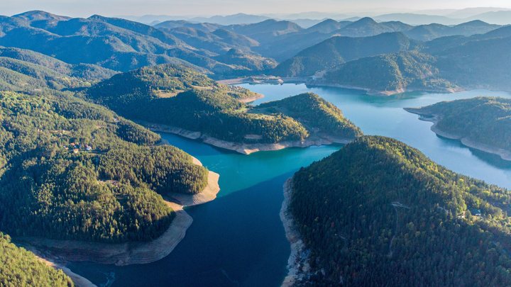 Potopljena crkva Svetog Nikole u Mavrovskom jezeru sa planinskim vrhovima Bistre u pozadini