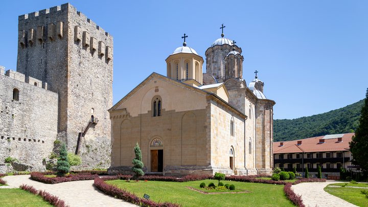 Manastir na vrhu gigantske peščarske stene Meteora u Tesaliji sa dolinom u pozadini