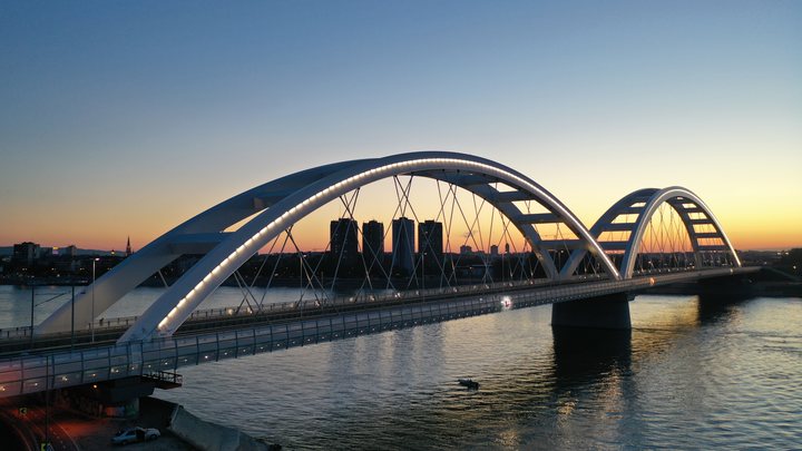 Pešački Moskovski most u Podgorici sa drvenom stazom i pogledom na kosi pilon mosta Milenijum iznad Morače