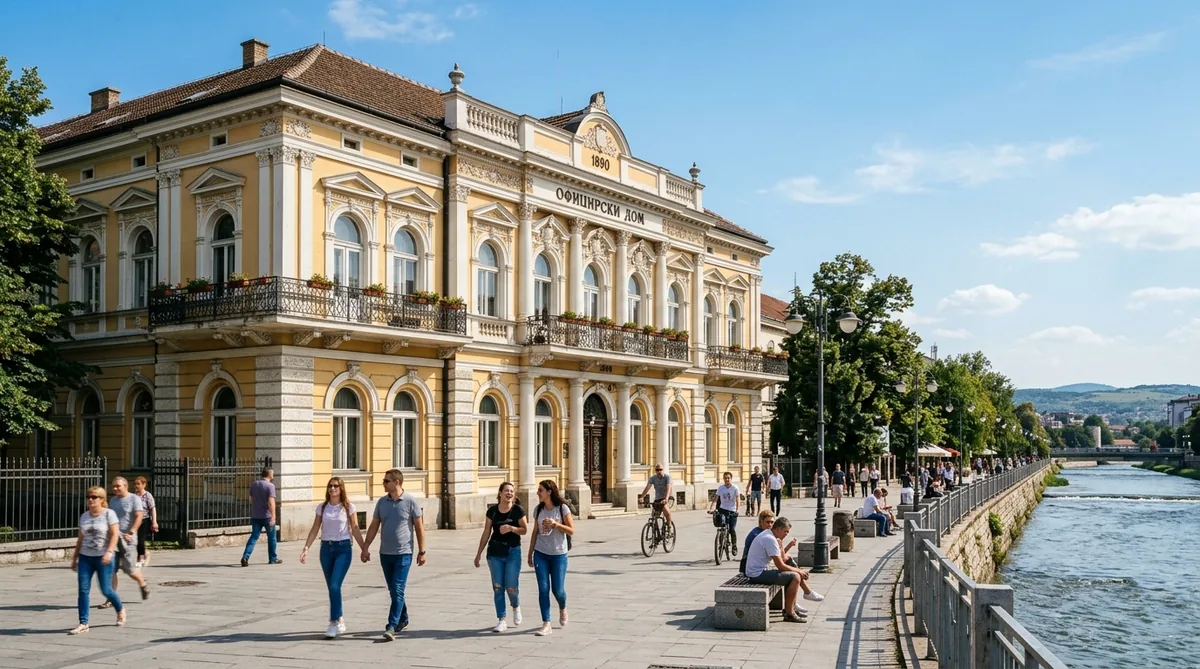 Bela reprezentativna fasada Oficirskog doma u Nišu na obali reke Nišave sa dekorativnim prozorima i kulicama