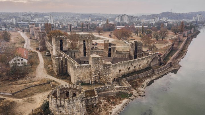 Monumentalna rimska Arena u Puli osvetljena u sumrak pored Jadranskog mora