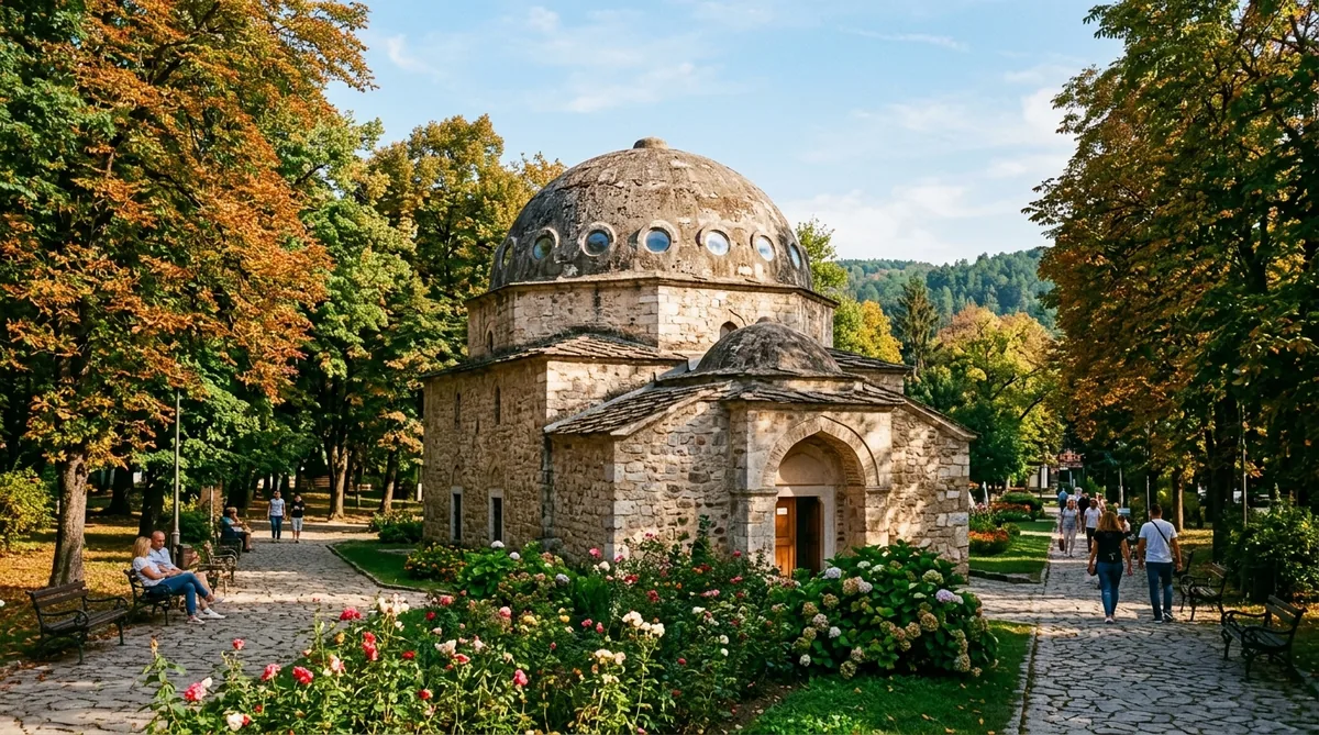 Kanjon reke Moravice sa drvenim mostićem na izletištu Lepterija i zidinama Sokograda na steni