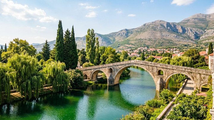 Arslanagića kameni most na reci Trebišnjici u Trebinju sa brdom Crkvina u pozadini