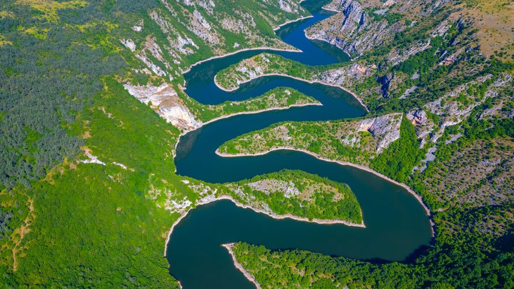Smaragdni meandri reke Uvac posmatrani sa vidikovca Molitva pod plavim nebom